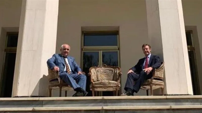 Ambasadorul Regatului Unit în Iran, Simon Shercliff și omologul său rus, Levan Dzhagaryan (stg)/Foto: france24