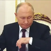 Putin greşeşte mâna la care poartă ceasul - Foto: captură video X/Anton Gerashchenko