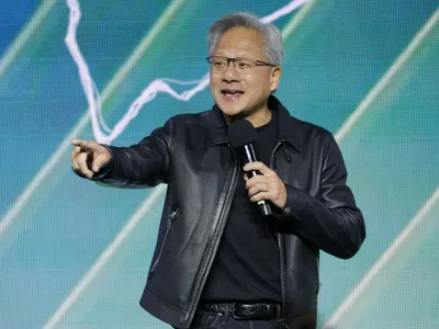 Jensen Huang, CEO-ul Nvidia, lansându-şi la Taipei cipul RTX Spark - Foto: Profimedia Images