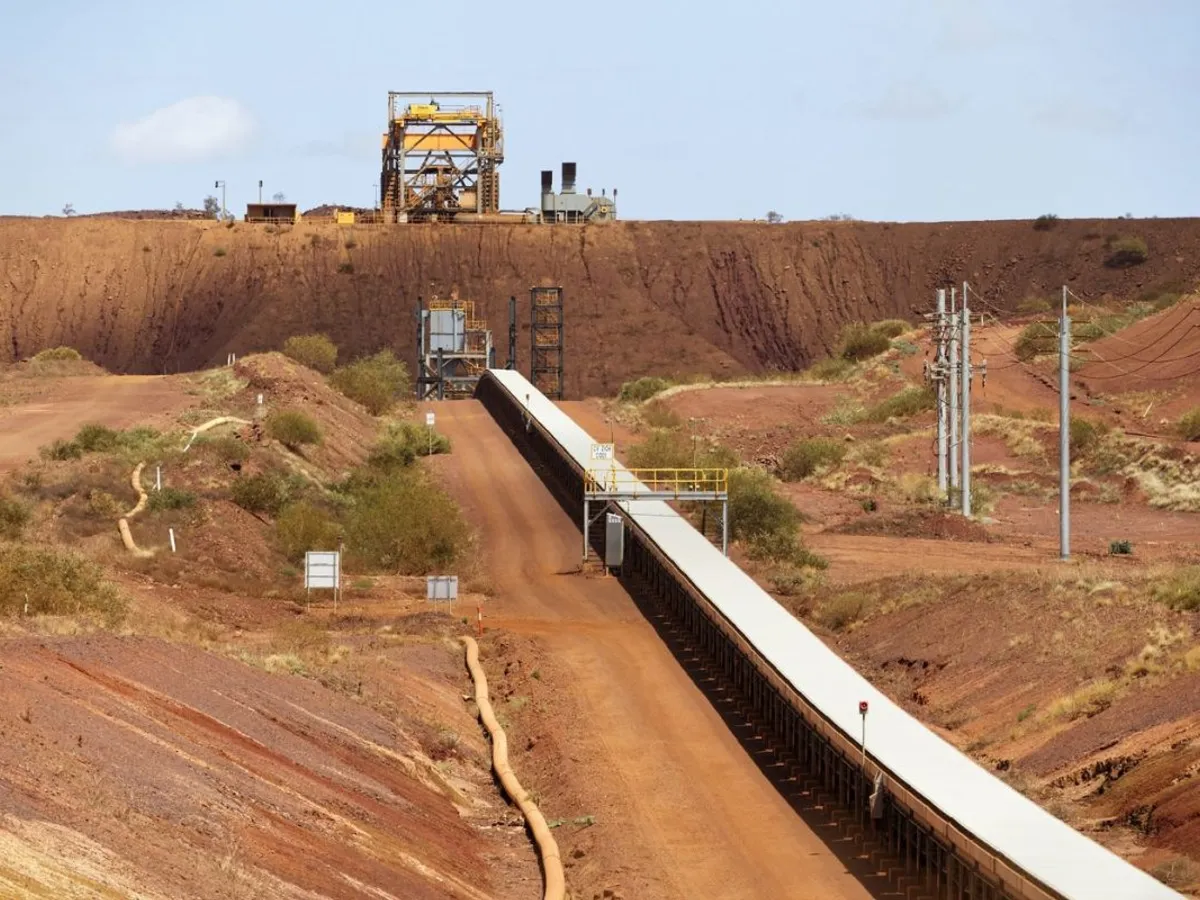 Bandă transportoare de minereu de fier, la Mina Pilbara, în Australia de Vest - Foto: Profimedia Images