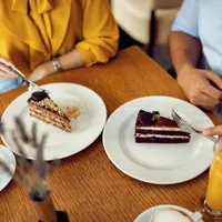 O femeie a fost taxată de un restaurant pentru felierea tortului. Suma uriașă pe care a plătit-o - Foto: Freepik.com (rol ilustrativ)