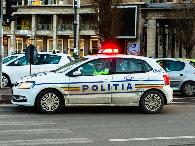 Un bărbat cu antecedente penale a lovit o femeie pe trecerea de pietoni. Nu a lăsat-o să sune la 112 - Foto: Profimediaimages.ro (Imagine cu rol ilustrativ)