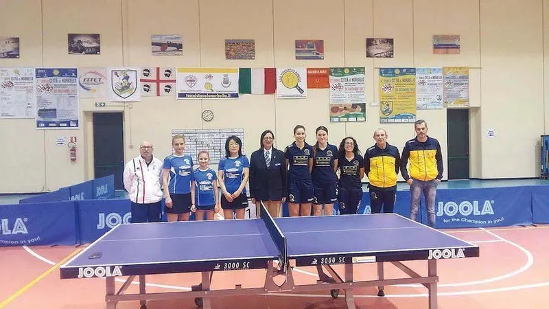 ALESSIA PAULIUC, (stânga), alături de colega sa de club Dora Moldovan și antrenoarea Nicoleta Husar, după ce au câștigat primul loc pe echipe la Linz - Austria