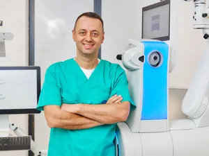 Clinicile „Dr. Holhoș” sunt cea mai mare rețea privată de servicii medicale oftalmologice din țară și totodată brandul cel mai puternic de pe piața de profil