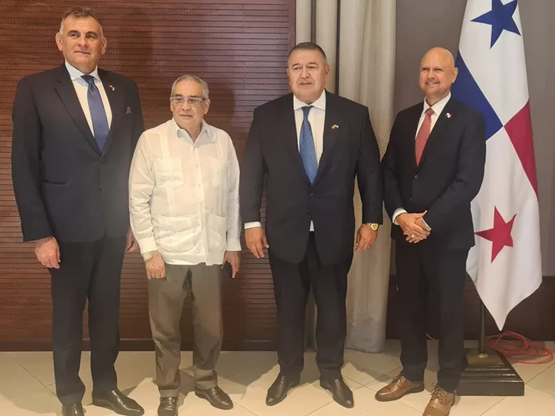 Președintele CCIR, Mihai Daraban, secretarul general al organizației, Ovidiu Silaghi ;i Manuel Pleșa, ambasadorul României în Republica Columbia au avut o întâlnire oficială cu reprezentanți ai guvernului Republicii Panama Foto: CCIR