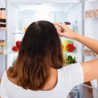 De ce deschidem frigiderul fără să ne fie foame? Mulți români o fac inconștient. Ce spun psihologii - Foto: Profimedia images