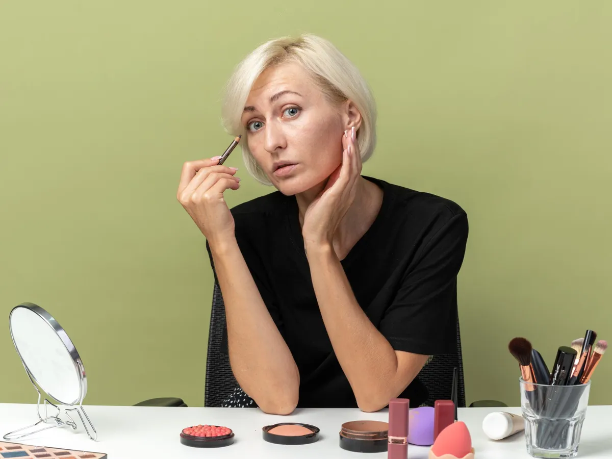 Ce fard de pleoape îți va face ochii să pară mai tineri. Cele mai bune nuanțe primăvara. Nu se vâd ridurile