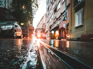 Carosabil ud, la limita inundaţiei, pe ploaie densă - Foto: Pexels/Burak The Weekender