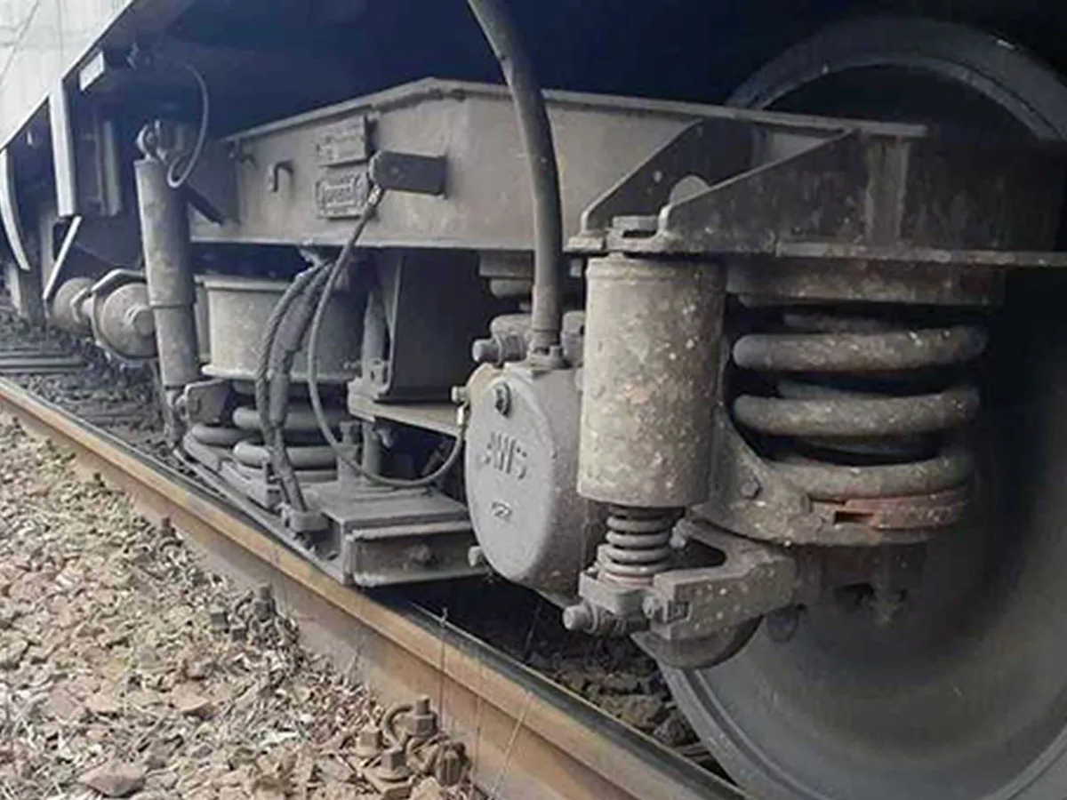 S-a rupt şina, între Braşov şi Sighişoara. Trei trenuri oprite. Circulaţia feroviară e blocată