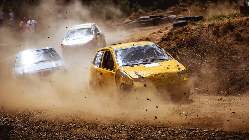 Foto: O roată de la o mașină de rally s-a desprins și a lovit grav două persoane Sursa: Freepik (rol ilustrativ)