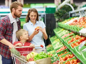 Tânăr cuplu la cumpărături, în hypermarket - Foto: Freepik/pressfoto