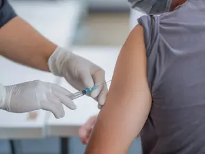 Vaccinarea împotriva COVID-19 se poate efectua simultan cu imunizarea antigripală. / Foto: digi24.ro