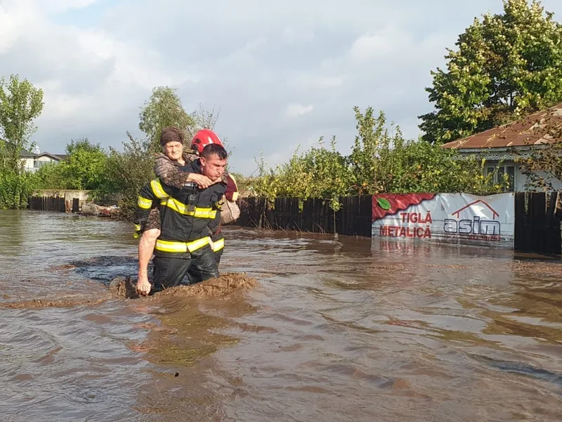 VIDEO El e Sebastian, pompierul-erou care a salvat viața unei pensionară de furia apelor - Foto: MAI