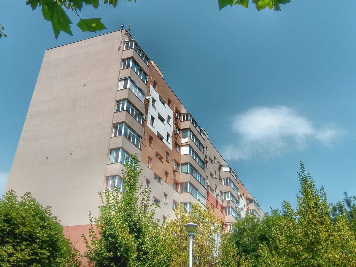 Amendă de 1000 euro pentru românii care au flori în balcon. Unde și ce NU au voie să facă? - Foto: Istock / imagine cu rol ilustrativ