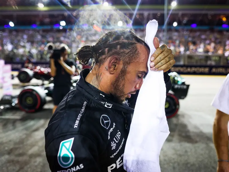 Lewis Hamilton de la Mercedes AMG F1 Team, va pleca din linia a doua a grilei de start a Marelui Premiu de Formula 1 din Singapore - Foto: Profimedia Images