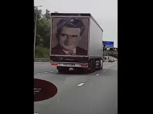 Dictatorul Nicolae Ceaușescu, surprins lângă Londra. Portretul său e lipit pe un TIR de „SV”. / Foto: captură video