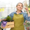 Pensionară la pensie făcând piața - Foto: Freepik