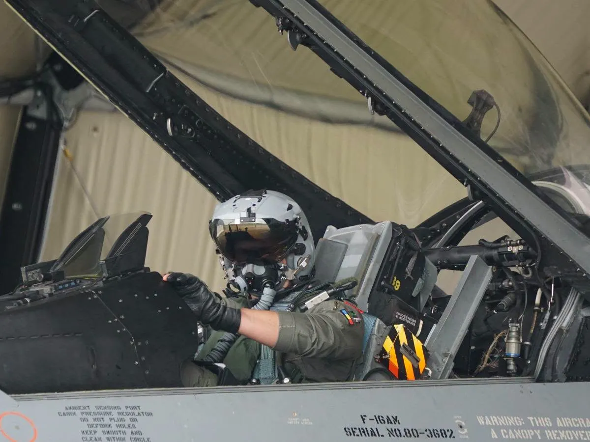 Pilot F-16
