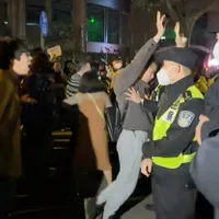 Proteste împotriva carantinărilor au izbucnit duminică la Shanghai, în mai multe universităţi din Beijing şi în alte oraşe din China. / Foto: Profimedia