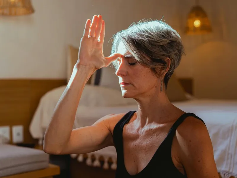 Femeie în etate meditând - Foto: Pexels/Los Muertos Crew