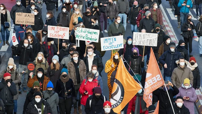 Mii de „vacciniști” au protestat în Germania împotriva conspiraționiștilor COVID. / Foto: berliner-zeitung.de