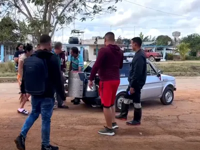 Un mecanic cubanez cu doar opt clase, a găsit o modalitate ingenioasă de a păcăli criza de carburanți din Cuba - Foto: captură video