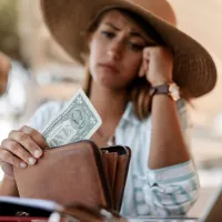 Tablou îngrijorător: Pentru a pleca în vacanță, 2 din 10 români împrumută bani de la rude sau bancă - Foto: Freepik (Imagine cu rol ilustrativ)