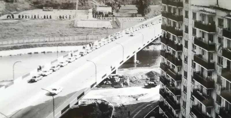 Coadă la benzină la un PECO-ul de pe Calea Florești din Cluj, pe vremea lui Ceaușescu. Foto: stiridecluj.ro