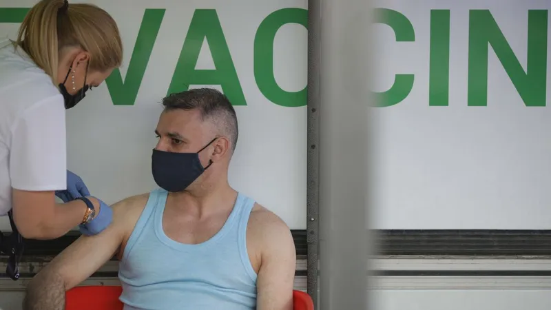 La Obor, oamenii au fost atrași la vaccinare cu mici. Foto Inquam Photos/Octav Ganea
