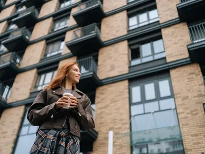 Femeie la Bloc - Foto: Freepik