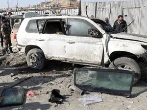 Mașina în care se afla viceguvernatorul capitalei Kabul/FOTO: Reuters