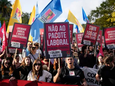 Zeci de mii de oameni au ieşit sâmbătă în stradă în capitala Portugaliei, Lisabona, pentru a protesta faţă de propuneri legislative în domeniul muncii - Foto: Profimedia Images