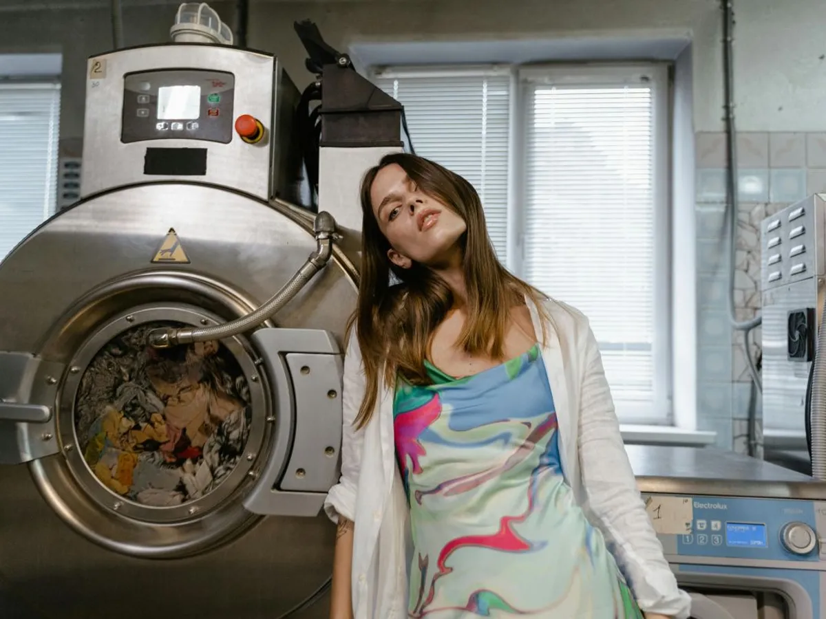 Tânără femeie spălându-şi rufele la spălătorie - Foto: Pexels/Tima Miroshnichenko