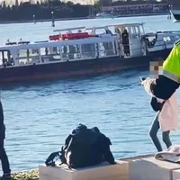 Turistă dată afară din Veneția pentru că a făcut plajă topless pe un memorial de război/FOTO: CNN.com