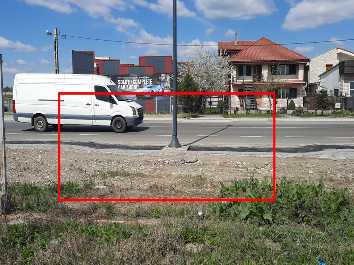 Cum a modernizat „Dorel” drumul? A pus un stâlp în mijlocul trotuarului și în fața unei intrări - Foto: editiedevrancea.ro