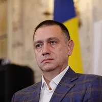 Mihai Fifor ascultă, în timp ce Viorică Dăncilă face o declaraţie de presă, după ce a pierdut alegerile prezidenţiale - Foto: INQUAM PHOTOS/George Călin