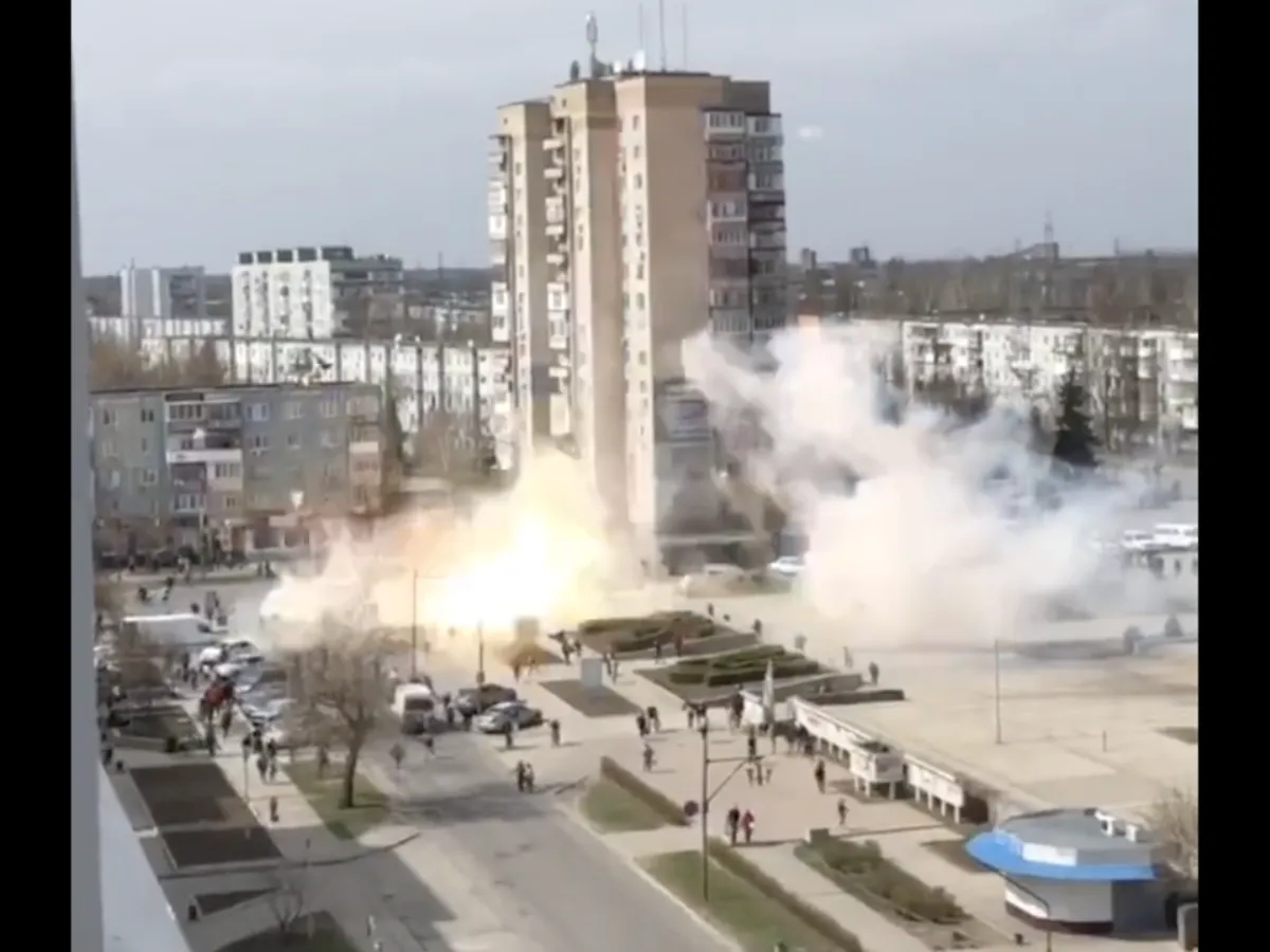VIDEO Armata rusă a dispersat un miting trăgând în muțimea pașnică. Au fost explozii puternice