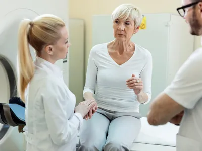 Pensionară la pensie la tratament - Foto: Freepik