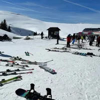 Minivacanța de 1 mai pe pârtie. 6.000 de turişti au petrecut pe schiuri și placă la Sinaia - Foto: Facebokk/ Gondola Sinaia