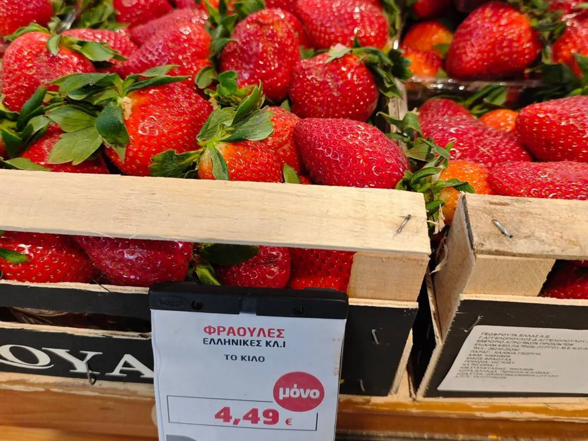 FOTO Prețuri, astăzi, în Thassos: căpșune – 22,4 lei, roșii - 11,2 lei, varză – 2,2 lei, cartofi – 5,7 lei,