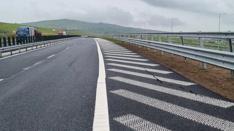 Gropi și surpări cotinue, pe Autostrada A10 Sebeș-Turda - Foto: DRDP Cluj