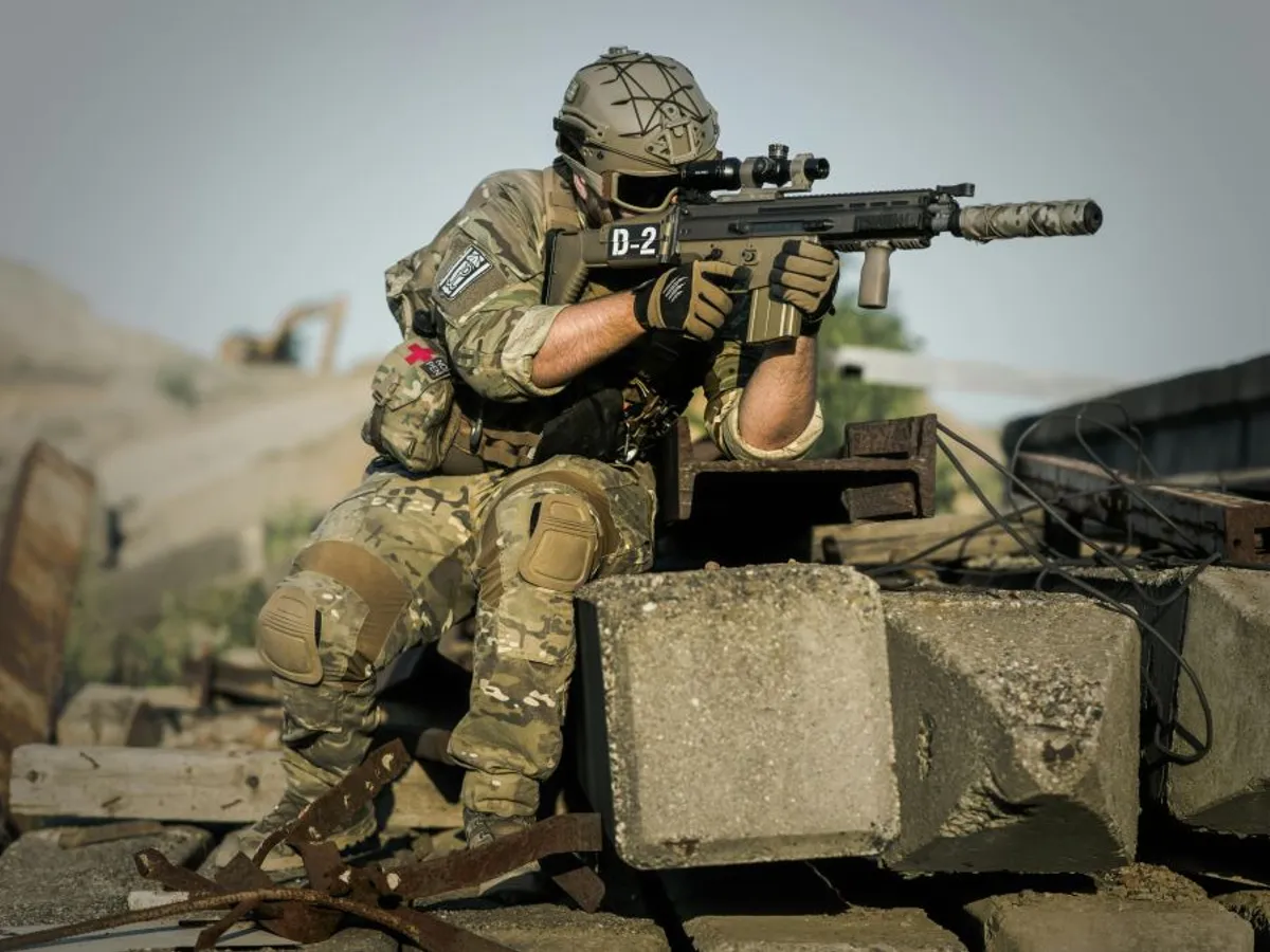 Soldat NATO ţintind şi trăgând cu o puşcă cu repetiţie - Foto: Pexels/Pixabay