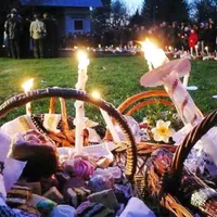 Românii merg la biserică în noaptea de Înviere - Foto: jurnal de Bucovina (rol ilustrativ)