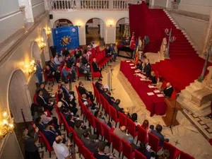 Șefi la Autoritatea pentru Cetățenie; 8.000 lei spor stres, 1.500 lei condiții grele. Salariu: 6000€ - Foto: FB / Autoritatea pentru Cetățenie