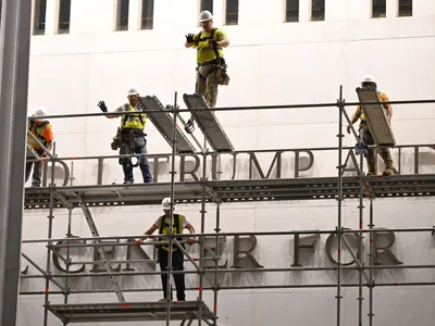 Construcctorii îndepărtează numele preşedintelui Trump de pe Centrul Kennedy - Foto: Profimedia Images