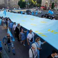Drapelul tătarilor din Crimeea, purtat pe străzile din Kiev. Foto Getty Images