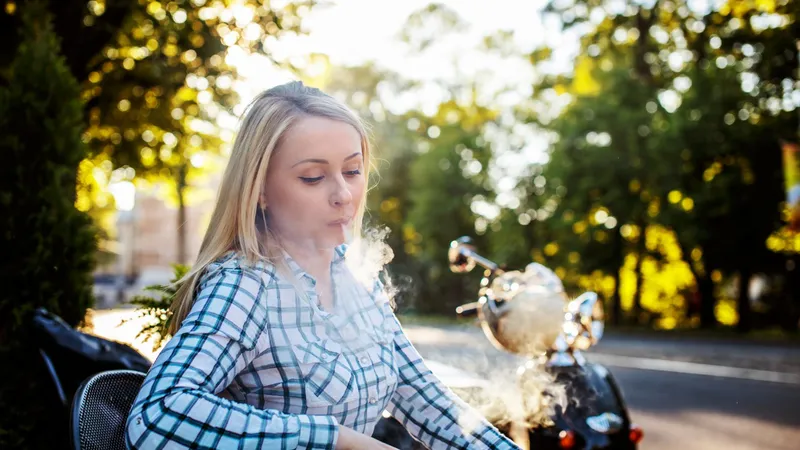 Fumat în spațiile publice este interzis într-un oraș din România. Ce amenzi riscă fumătorii? Foto: Freepik (fotografie cu caracter ilustrativ)