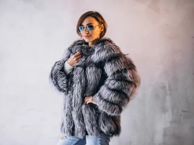 Femeie care poartă o haină de blană - Foto: Freepik (Imagine cu rol ilustrativ)