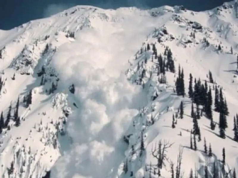 Avalanșele se pot declanșa din cauza căderilor masive de zăpadă- Foto: freerider.ro