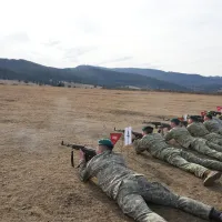 Doi militari români au fost răniți miercuri în timpul unei misiuni de distrugere a muniției Foto: Facebook/Ministerul Apararii
